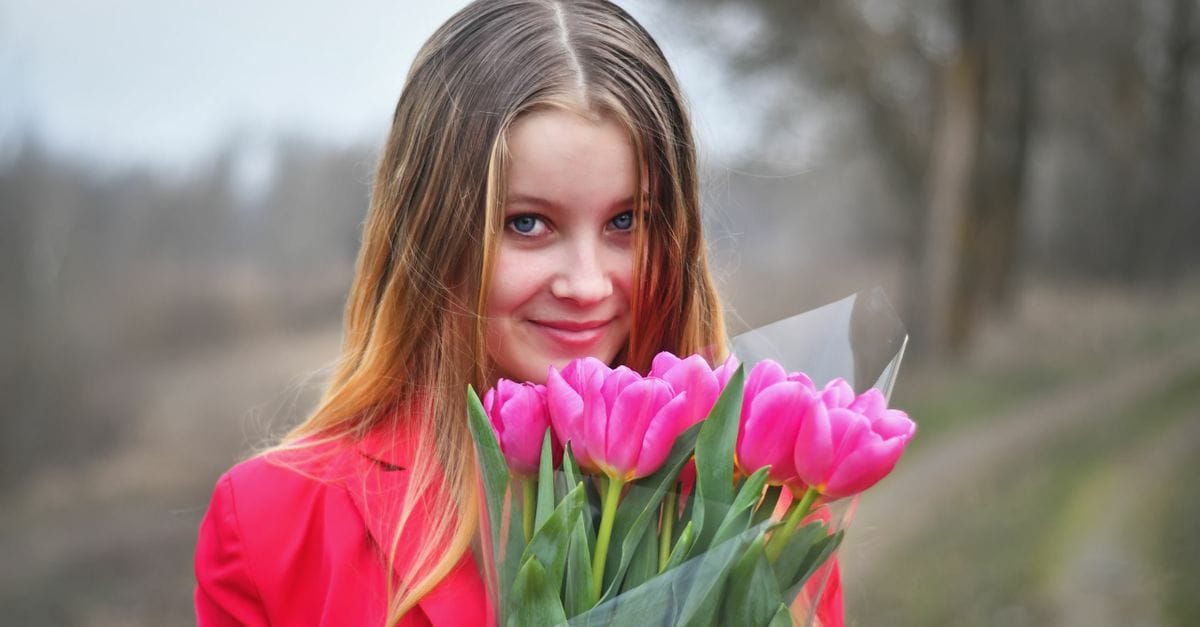 Тюльпаны и подарок на 8 марта